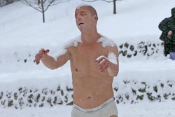 Patung Pria Bugil di Tengah Salju Hebohkan AS