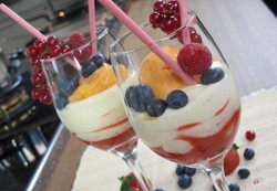 Video Resep: Light Cream Mousse Verrine with Berries Compote