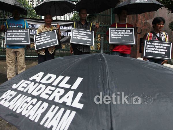 Korban Talangsari Gelar Aksi di Kejagung