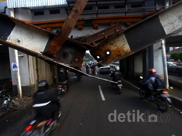 Portal Pembatas di Jatinegara Hampir Roboh