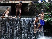 Berenang di Kali Gresik