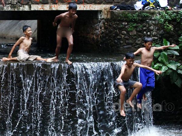 Berenang di Kali Gresik