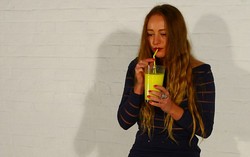 Pelukis Ini Melukis dengan Muntahan Susu Berwarna yang Diminumnya