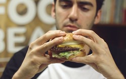 Menurut Peneliti Jepang, Inilah Cara Terbaik Memegang Burger