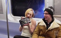 Waduh! Wanita Ini Memakan Tas Tangan Chanel di Subway New York