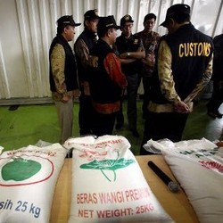 Bea Cukai Tahan 32 Kontainer Beras Impor Asal Vietnam