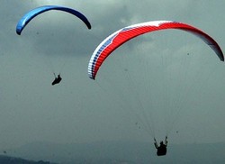 Yuk, Rekreasi Di Udara Pakai Parasut