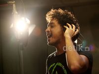 Giring Nidji Semangati Korban Bencana Lewat Lagu