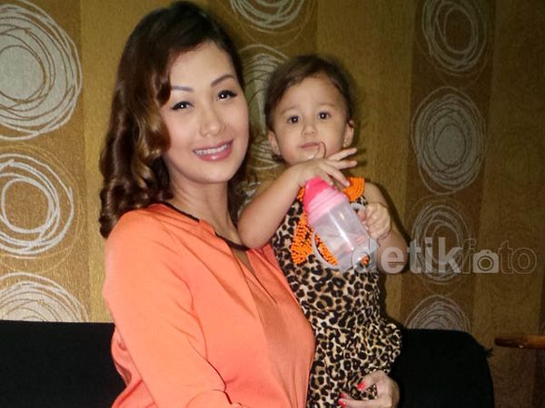 Indah Kalalo Hamil 8 Bulan