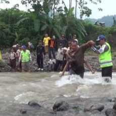 Jembatan Putus, Siswa SDN di Situbondo Digendong Seberangi Sungai