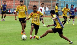 Sejumlah pemain Semen Padang melakukan sesi latihan tehnik bola-bola pendek di Stadion Utama Gelora Bung Karno, Jakarta, Jumat (07/02).