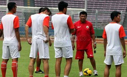 Pelatih Persija Jakarta, Benny Dollo memberikan intruksi kepada anak didiknya.