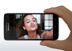 Wanita yang Suka Foto Selfie Sambil Monyongkan Bibir = Gangguan Jiwa?