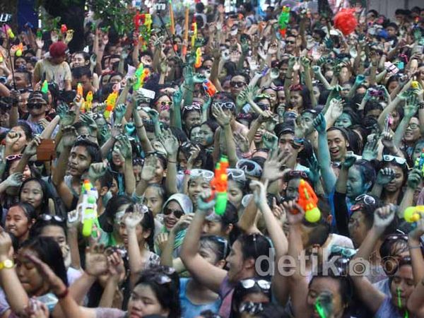 Kemeriahan di Holiwater Festival