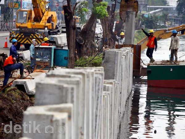Pembuatan Turap Untuk Mencegah Banjir
