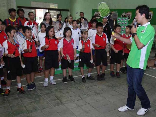 Taufik Hidayat Beri Pelatihan Siswa SD 