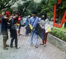 Penulis Bandung The City of Pigs Bersihkan Taman Lansia Bersama Warga