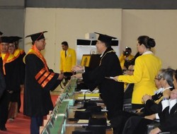 Panglima TNI Diwisuda di UI dengan Predikat Sangat Memuaskan