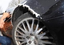 Seekor Anjing Rusak Aston Martin