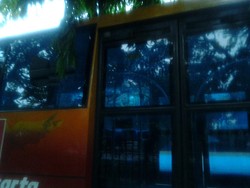 Ini Penampakan Lubang Bekas Tembakan di Badan Bus TransJ Koridor IX
