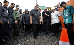 Anggota TNI Turun Tangan Tambal Jalan Berlubang di Pantura