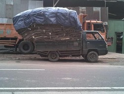 Jangan Ditiru Ya! Kendaraan-kendaraan Ini Kelebihan Muatan