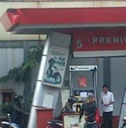 Hiii! Tiang di SPBU Ini Mirip Menara Pisa