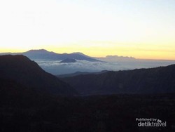 Terpesona Lautan Pasir & Bukit Telettubies di Bromo