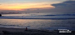 Siapa Sangka, Pantai Goa Cina di Malang Punya Sunrise Secantik Ini