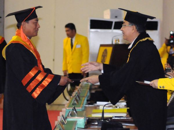 Jenderal TNI Moeldoko Raih Gelar Doktor