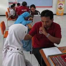 Ratusan Pelajar di Bojonegoro Dapat Pemeriksaan Mata Gratis