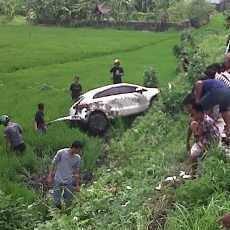 KA Sri Tanjung Tabrak Mobil Hingga Masuk Sawah, Satu Orang Tewas
