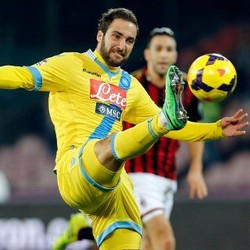 Higuain Dua Gol, Napoli Kalahkan Milan 3-1