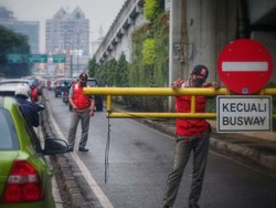 Petugas TransJ ini Pasrah Dibobol Rombongan Mobil Pribadi