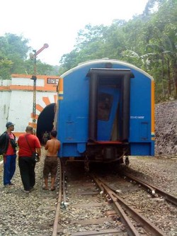 Anjlok di Cianjur, Gerbong Ekonomi KA Siliwangi Tabrak Terowongan