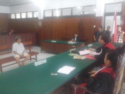 Ini Henry Peuru, Terdakwa yang Pakai Celana Pendek di Ruang Sidang