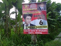 Setelah Caleg Penunggu Pohon Muncul Caleg Tiang Listrik