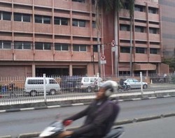 Meski Ada Rambu Larangan, Pengendara Ini Cuek dan Tetap Parkir Mobilnya