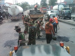 Ribuan Anggota TNI Tambal Jalur Pantura hingga Cuaca Membaik