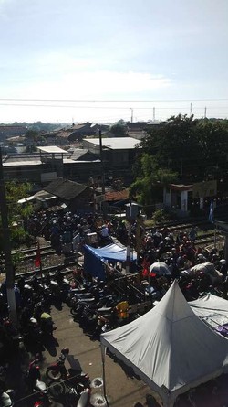 Pak Polisi, Tolong Pemotor yang Lawan Arus di Dekat Stasiun Pasar Minggu Dicegah