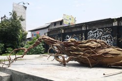 Patung Manusia Akar Disimpan Pemkot karena Ada Protes, Kondisinya Rusak