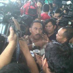 Seorang Pria yang Mengaku Loyalis Anas Tiba-tiba Ngamuk di KPK