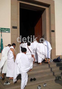 Jadwal Berangkat Tertunda 3 Kali, Puluhan Calon Jamaah Umrah Resah