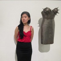 Sepatu Hak Tinggi Dengan Pisau Komando Jadi Inspirasi Seniman Perempuan