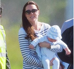 Foto: Lucunya Si Chubby Pangeran George Dalam Gendongan Kate Middleton