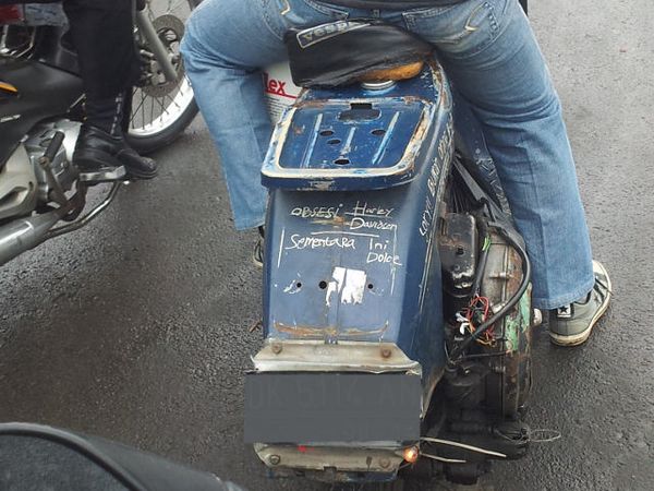 Pengendara Vespa Terobsesi Harley