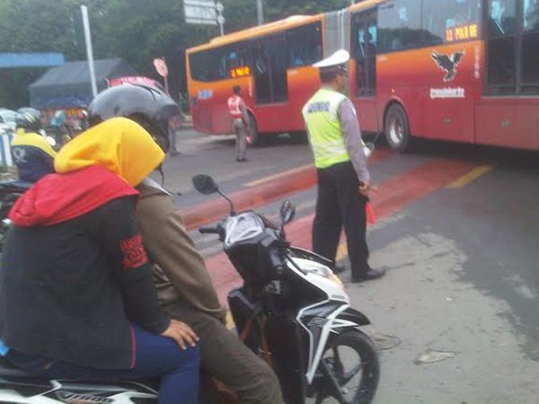 Ngumpet karena Tidak Pakai Helm