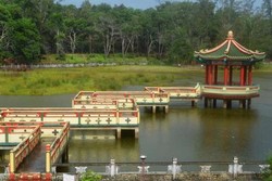 Simsalabim! Danau Tambang Timah Disulap Jadi Kelenteng