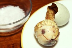 Begini Cara Makan Balut, Embrio Bebek Khas Filipina