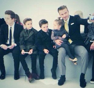 Foto: Kompak! Beckham & Anak-anaknya Nonton Fashion Show Victoria